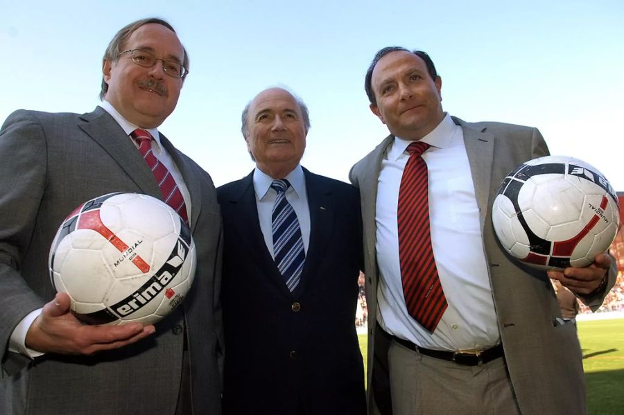 Bundesrat Samuel Schmid, Fifa-Präsident Sepp Blatter und Sylvio Bernasconi, Präsident von Xamax, bei der Eröffnung der Maladière.