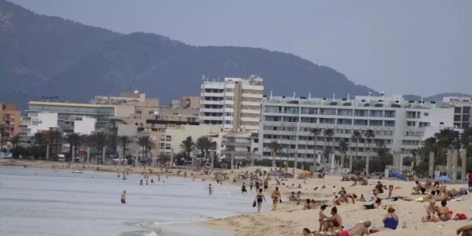 Menschen sonnen sich am Strand von Arenal auf Mallorca. Noch vor den Sommerferien soll die Reisefreiheit in der EU weitgehend zurückkehren. Foto: Clara Margais/dpa Menschen sonnen sich am Strand von Arenal auf Mallorca. Noch vor den Sommerferien soll die Reisefreiheit in der EU weitgehend zurückkehren. Foto: Clara Margais/dpa