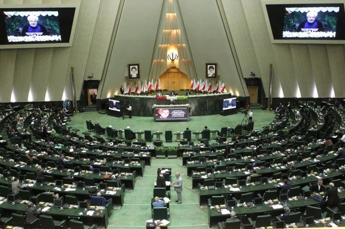 Hassan Ruhani, Präsident des Iran, hält bei der Eröffnungszeremonie während der Einweihung des neuen Parlaments eine Rede. Einweihung des neuen Parlaments im Iran