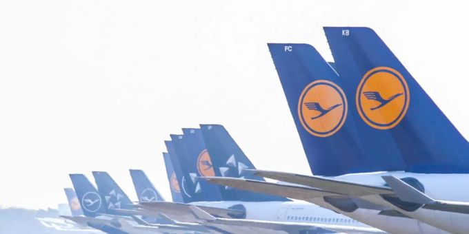 Die Lufthansa Group ist durch die Coronakrise tief in die roten Zahlen geflogen. Der bereinigte Betriebsverlust EBIT vergrösserte sich im ersten Quartal auf 1,2 Milliarden Euro. Im Vorjahr hatte die Swiss-Mutter nur ein Defizit von 336 Millionen Euro ausgewiesen. (Archiv) Lufthansa Group