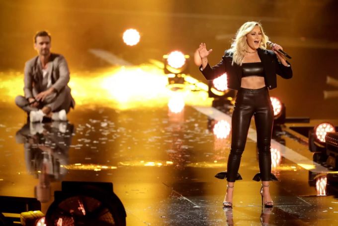Verliebter Blick: Schlager-Silbereisen schaut seiner geliebten Helene Fischer bei einer Performance zu. Helene Fischer