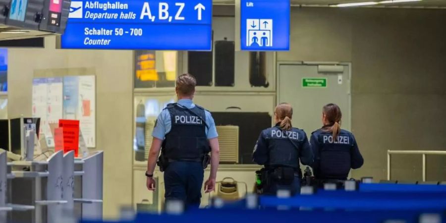 Polizisten am Frankfurter Flughafen. Foto: Andreas Arnold/dpa