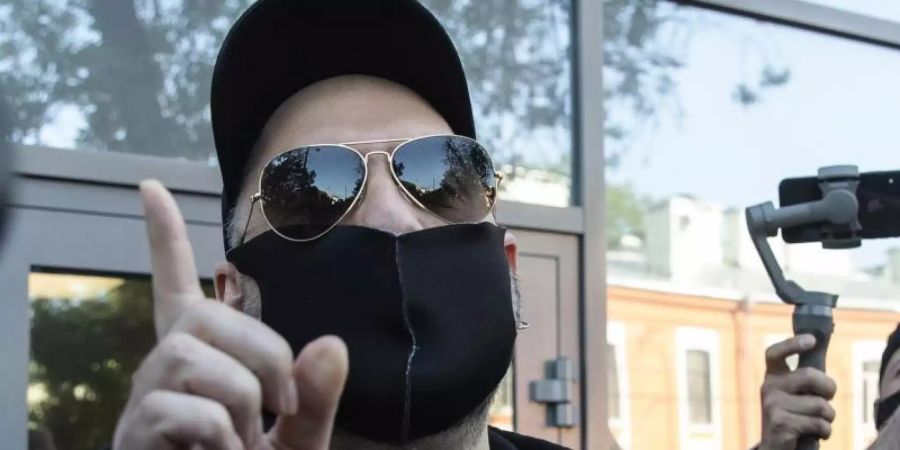 Kirill Serebrennikow nach der Gerichtsverhandlung. Der Regisseur bleibt in Freiheit, wurde aber zu einer Bewährungsstrafe verurteilt. Foto: Pavel Golovkin/AP/dpa