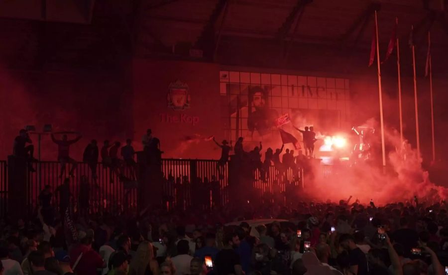 In der Nacht auf Freitag gingen in Liverpool Tausende Fans auf die Strassen.