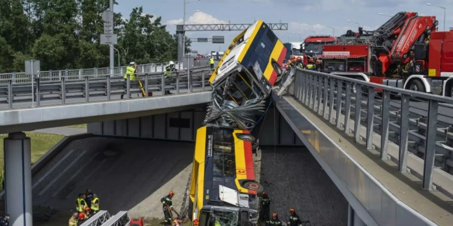 Der Bus stürzte mehrere Meter in die Tiefe