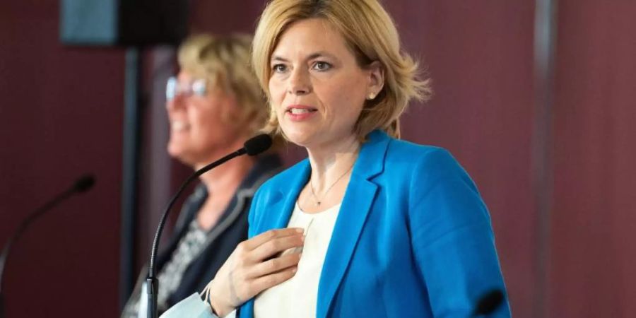 Bundesernährungsministerin Julia Klöckner informiert nach dem Treffen mit Branchen- und Verbandsvertretern die Presse. Foto: Federico Gambarini/dpa