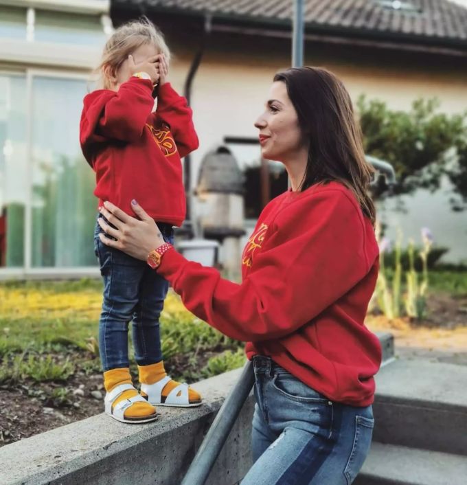 Stefania stellt für ihre Tochter die eigenen Bedürfnisse gerne hinten an Mutter und Kind beim Spielen