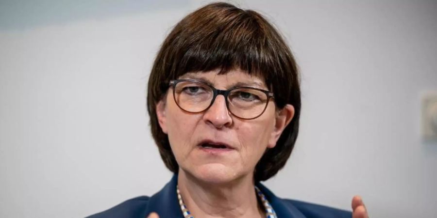 «Familienarbeitszeit könnte Eltern Mittel an die Hand geben, bei der Vereinbarung von Familie und Beruf eigene, selbstbestimmte Wege zu gehen»: SPD-Chefin Saskia Esken. Foto: Michael Kappeler/dpa