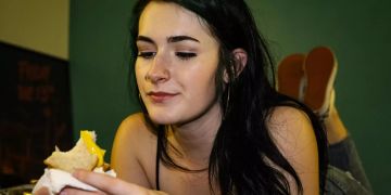 Eine Frau isst ein Sandwich