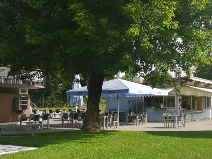 Das Badi-Restaurant wird durch das Hotel Lenzburg betrieben. Badi Walkematt Lenzburg