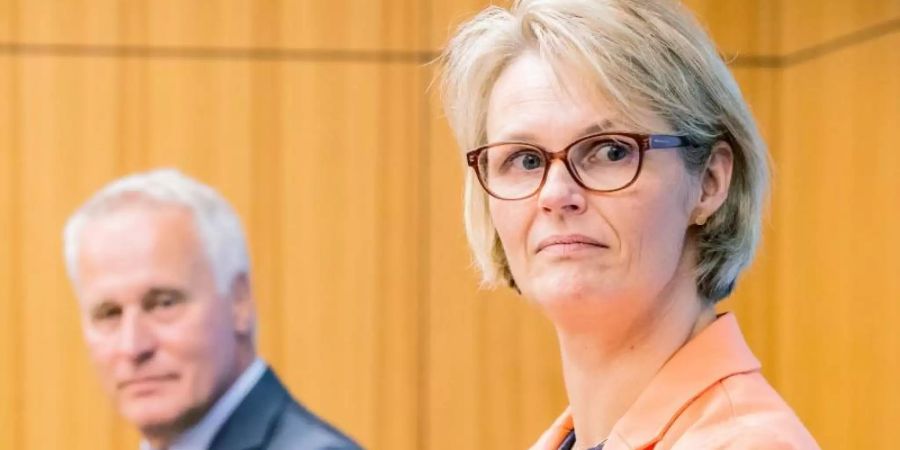 Anja Karliczek (CDU), Bundesministerin für Bildung und Forschung, und Generalsekretär des DSW Achim Meyer auf der Heyde informieren über die Corona-Nothilfe für Studenten. Foto: Michael Kappeler/dpa