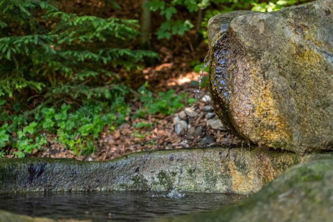 Mit grossen Steinen wurde ein Brunnen geschaffen.