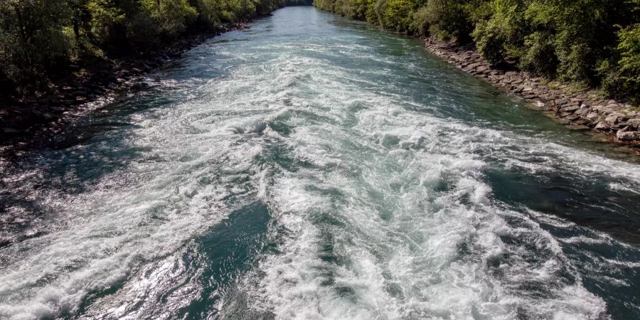 Uttigen Schwelle in der Aare bei Uttigen.