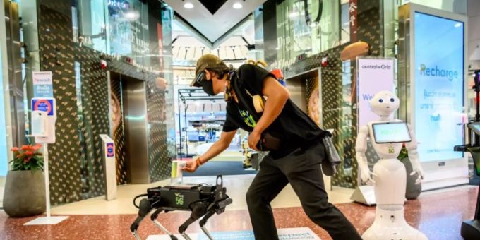 Bangkok - Roboterhund mit Desinfektionsmittel auf Kundenjagd in Einkaufszentrum von Bangkok