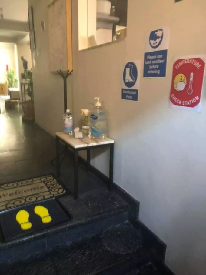 Die Gäste im Restaurant San Miguel müssen sich wegen des Coronavirus die Temperatur messen und die Schuhe desinfizieren lassen. Coronavirus San Miguel Mexiko