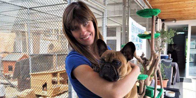 Co-Leiterin des Tierheims Strubeli Stefanie Fontana mit Bulldogge Seppli. Stefanie Fontana, Tierheim Strubeli