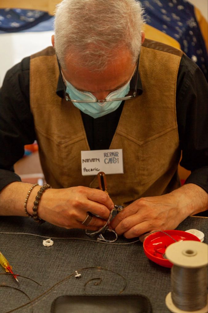 Neven Pecaric fleissig am reparieren