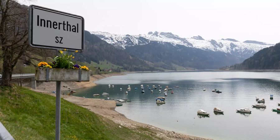 Die Einfahrtsstrasse Richtung der Ortschaft Innerthal.