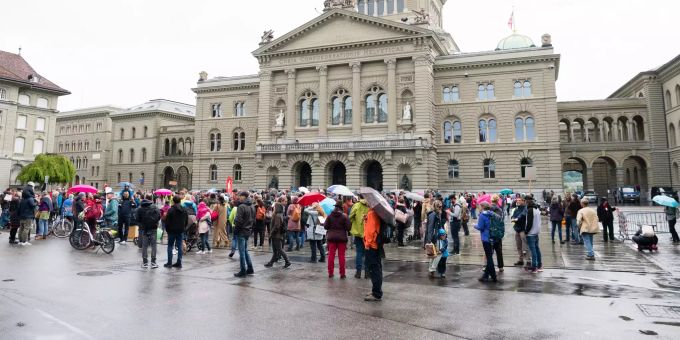Demonstranten protestieren letzten Samstag auf dem Bundesplatz gegen die Coronavirus Massnahmen in Bern. Coronavirus