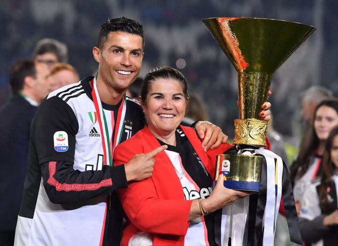 Cristiano Ronaldo und seine Mutter feiern den Meistertitel von Juventus Turin. Ronaldo