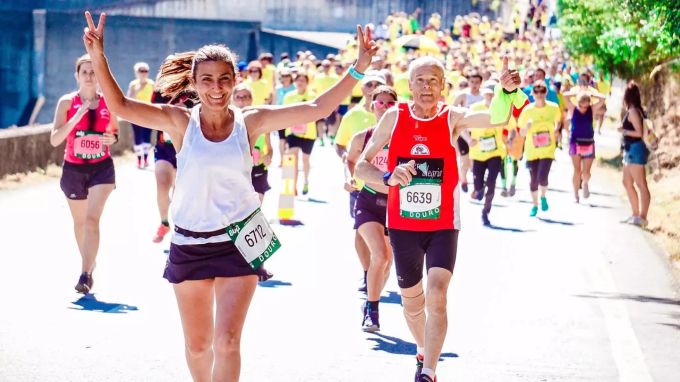 Marathonlaufen hält jung. Marathonläufer mit erhobenen Armen
