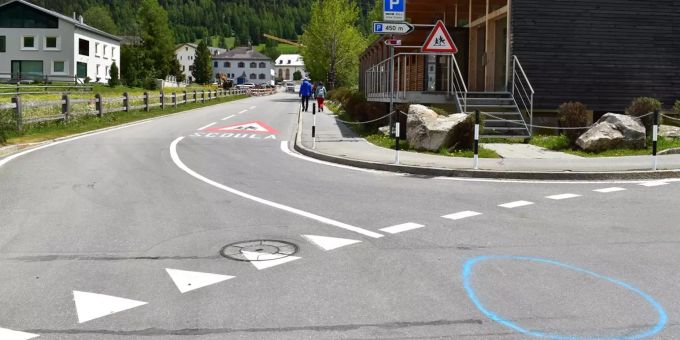 In La-Punt ist eine Velofahrerin bei einem Verkehrsunfall verletzt worden. la-punt