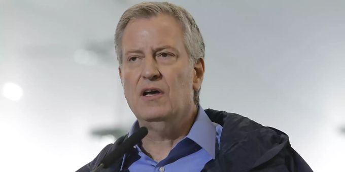 Der New Yorker Bürgermeister Bill de Blasio findet den Umgang eines Bestatters mit Leichen. die er in einem Transporter liegen liess, unverantwortlich. (Archivbild) Der New Yorker Bürgermeister Bill de Blasio findet den Umgang eines Bestatters mit Leichen. die er in einem Transporter liegen liess, unverantwortlich. (Archivbild)