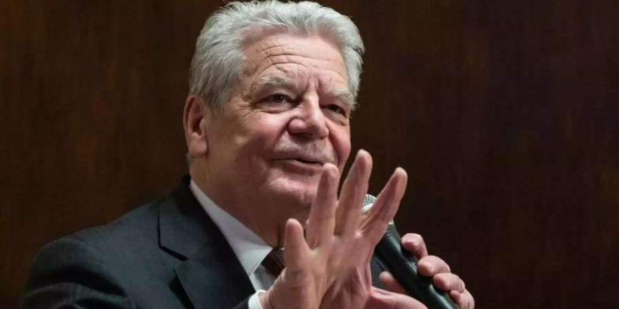 Altbundespräsident Joachim Gauck: «Ein paar Illiberale rechts wie links tun auf einmal so, als würden sie Freiheitseinschränkungen nicht ertragen.». Foto: Christophe Gateau/dpa