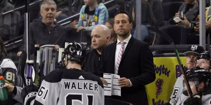 Marco Sturm (M) beobachtet von der Bank aus das Team. Er bleibt Assistenzcoach der Los Angeles Kings. Foto: Joe Buglewicz/AP/dpa Marco Sturm (M) beobachtet von der Bank aus das Team. Er bleibt Assistenzcoach der Los Angeles Kings. Foto: Joe Buglewicz/AP/dpa