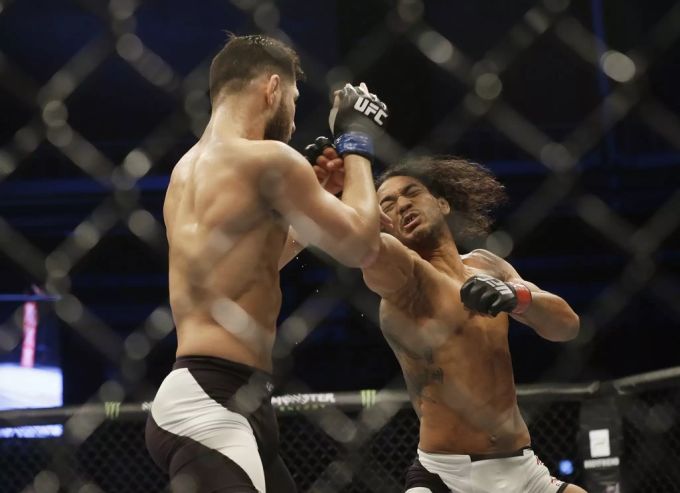 Benson Henderson (r) aus den Vereinigten Staaten schlägt seinen Landsmann Jorge Masvidal während seines Kampfes im Weltergewicht bei der UFC Fight Night Seoul in Seoul, Südkorea, am Samstag, 28. November 2015. jorge masvidal