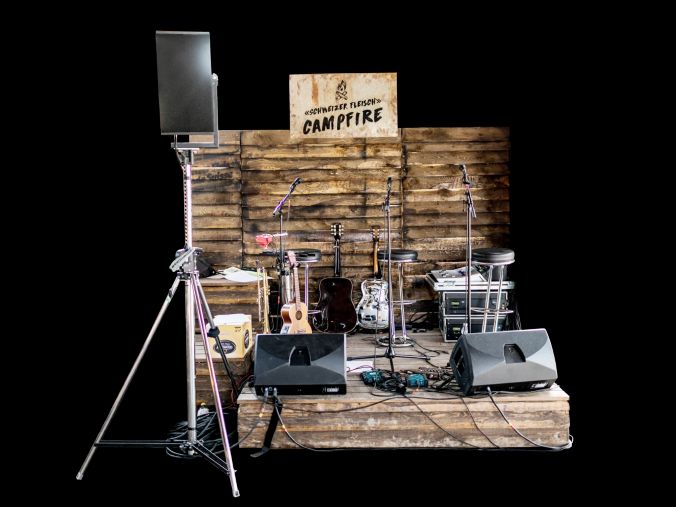 Das Setting der Campfire-Stage.