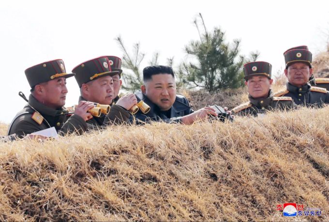 Offizielle Bilder zeigen Kim Jong-Un bei einer Militärübung am 20. März 2020. Kim Jong Un tot
