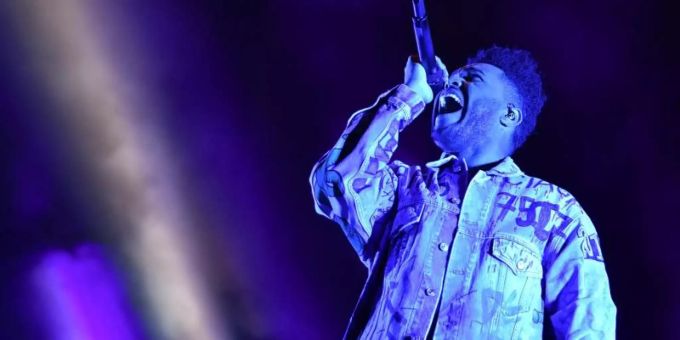 Der kanadische Musiker The Weeknd im Höhenflug. Foto: Jens Kalaene/dpa-Zentralbild/dpa the weeknd