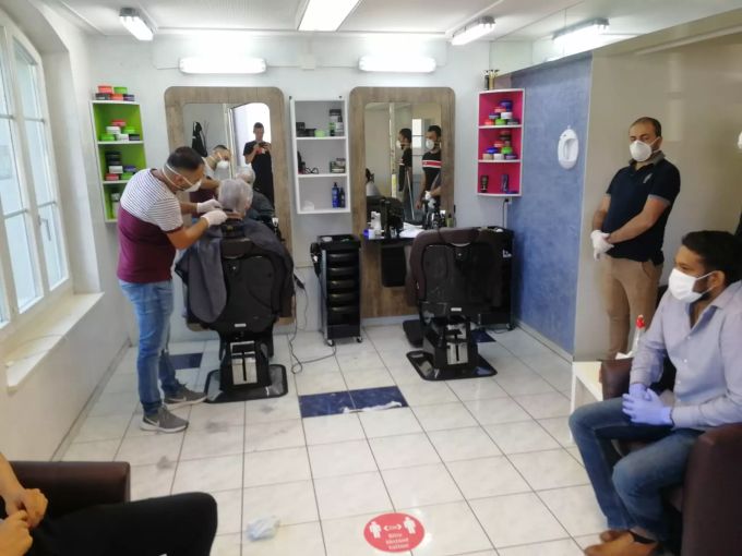 Die Coiffeursalons durften wegen Corona nur die Hälfte der Arbeitsplätze bedienen. In diesem heisst dies: Nur einer. Coiffeur