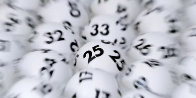 Lottokugeln in einem Gerät vor der Ziehung. (Symbolbild) Lotto