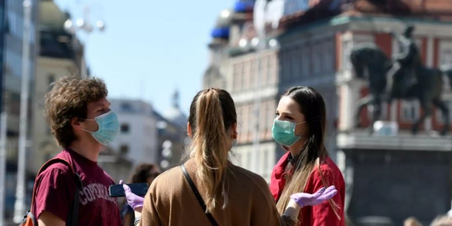 Warten auf Lockerungen: Junge Leute in Zagreb