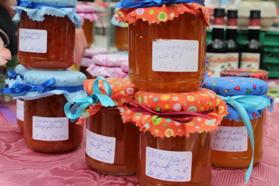 Marie-Therese Santschi verkauft Selbstgemachtes aus der Region am Dietiker Frischmarkt.