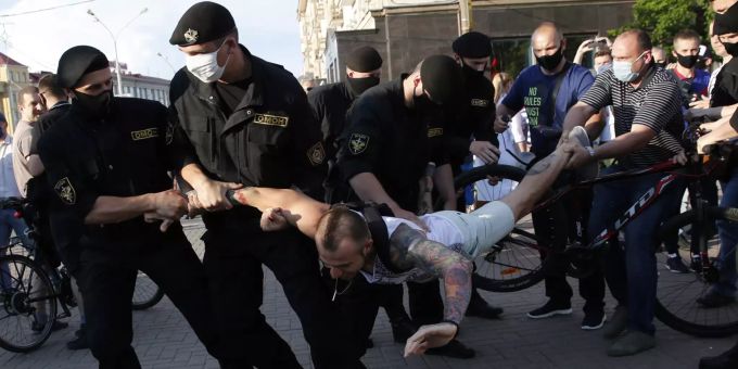 Ein Mann wird bei Protesten am Freitag in Belarus abgeführt. Belarus