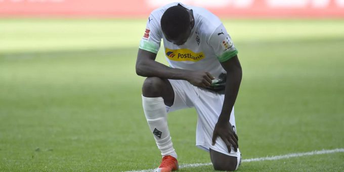 Marcus Thuram (Borussia Mönchengladbach) schickt nach seinem Tor zum 2:0 gegen Union Berlin ein Zeichen der Solidarität in die USA. Marcus Thuram Borussia Mönchengladbach
