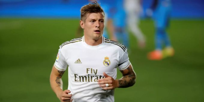Toni Kroos feiert den Meistertitel mit einem Hamburger als Festmahl. Toni Kroos