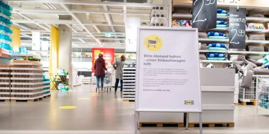 «Bitte Abstand halten - unser Einkaufswagen hilft» steht im Einrichtungshaus IKEA-Magdeburg auf einem Schild. Foto: Klaus-Dietmar Gabbert/dpa-Zentralbild/ZB