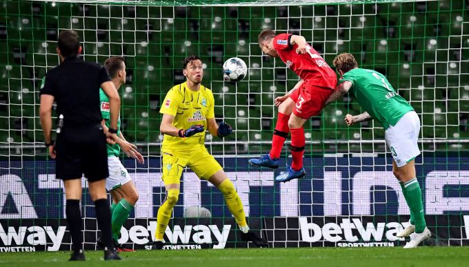 Mitchell Weiser erzielt das dritte Tor der Leverkusener per Kopf. Werder Bremen Leverkusen Bundesliga