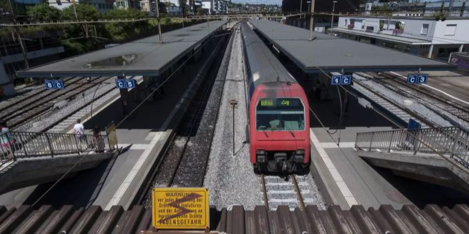 Eine Zugskomposition der Linie S21 am Bahnhof Thalwil. Bahnhof Thalwil
