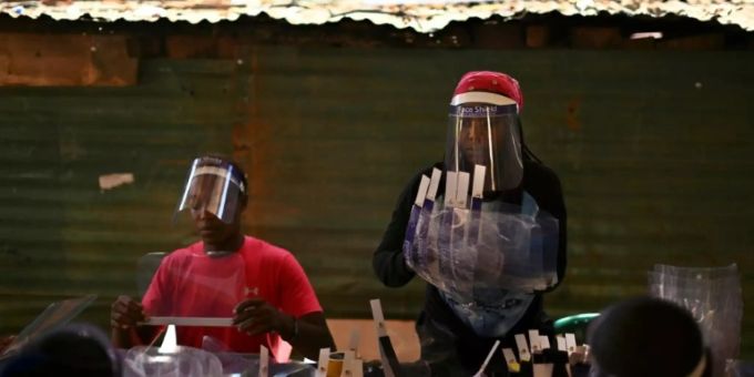 Herstellung von Schutzmasken in einem Vorort in Nairobi Herstellung von Schutzmasken in einem Vorort in Nairobi