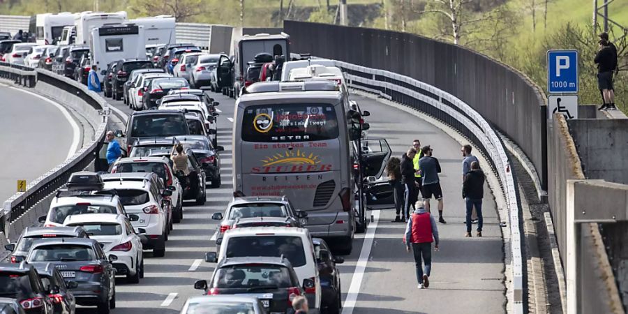 30'230 Stunden lang standen Verkehrsteilnehmende 2019 auf den schweizerischen Nationalstrassen im Stau. (Archivbild)