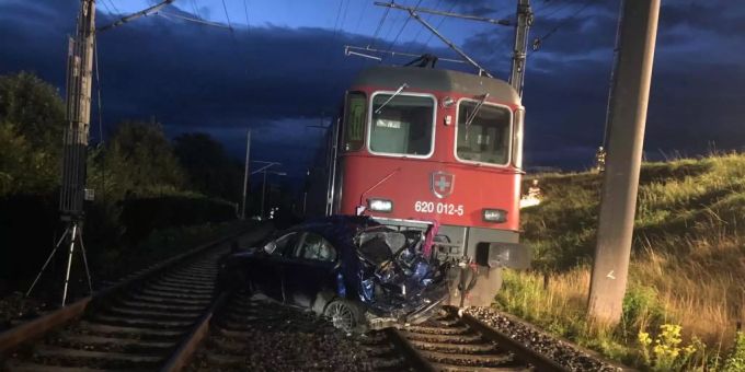 Der PW wurde vom Güterzug erfasst.