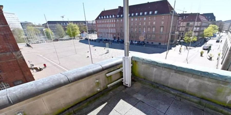 2020 wird der Rathausbalkon in Kiel leer bleiben. Der THW wird ohne Publikum feiern. Foto: Carsten Rehder/dpa