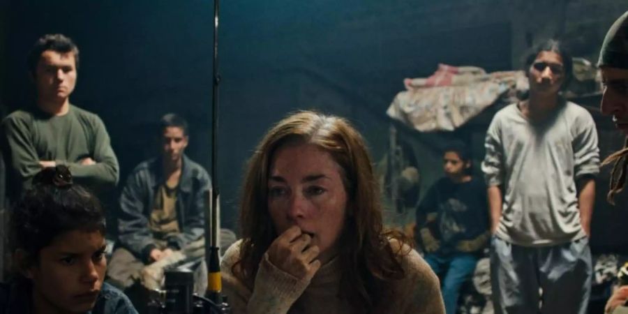 Julianne Nicholson spielt die amerikanische Geisel Doctora, die von einer Guerilla-Truppe überwacht wird. Foto: DCM/dpa