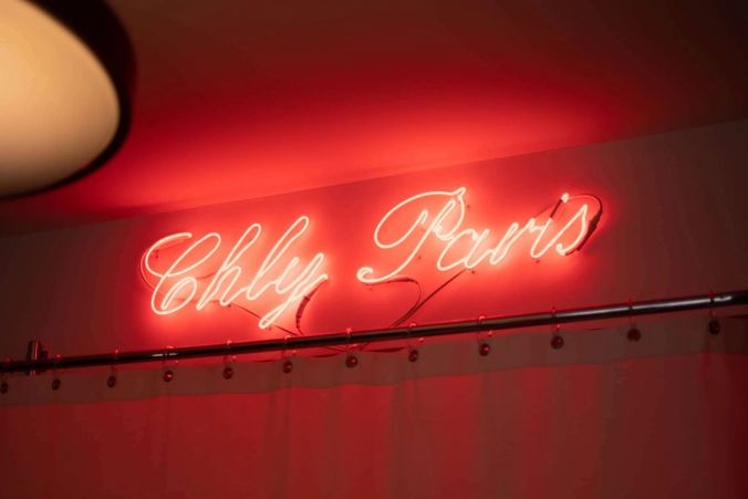 Ein Neon-Schild mit dem Wort Chly Paris.