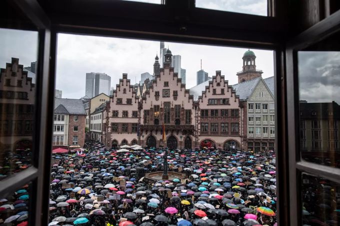dpatopbilder - 06.06.2020, Hessen, Frankfurt/Main: Mehrere tausend Menschen beteiligen sich auf dem Römerberg in Frankfurt an einer "Silent Demo" zur Erinnerung an den gewaltsamen Tod von George Floyd am 25. Mai in der US-Stadt Minneapolis durch einen weissen Polizisten. Foto: Boris Roessler/dpa +++ dpa-Bildfunk +++ Demonstration gegen Rassismus - Frankfurt